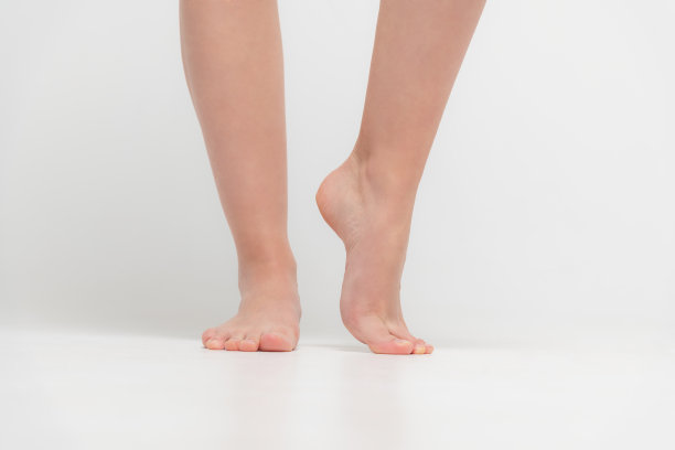 赤脚妇女的正面照片图片下载