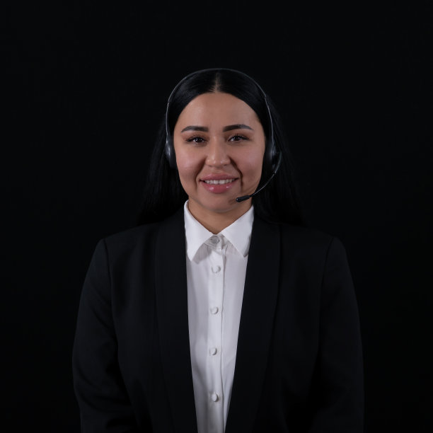 呼叫中心接线员的照片很漂亮。在呼叫中心工作的快乐销售代理。带着耳机微笑的女商人。黑色背景。图片下载