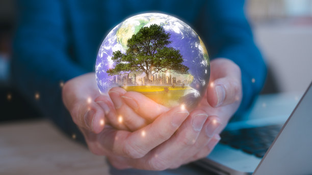 地球日通过可持续发展的商业理念拯救世界人类的手握着蓝色的地球，模糊的秋天背景，这张图片的元素由美国宇航局提供图片下载