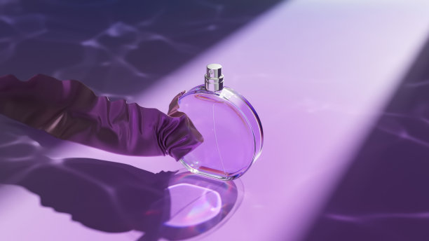 现代3D渲染的香水瓶在一个充满活力的紫色波浪表面与动态照明和反射图片下载
