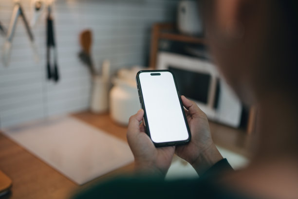 手持智能手机的女性特写图片下载