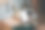 手持智能手机的女性特写图片下载