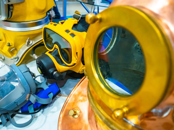 水肺潜水装备。工业潜水。深潜水。不同类型的潜水头盔。属于潜艇艇员的。水下潜水设备。图片下载