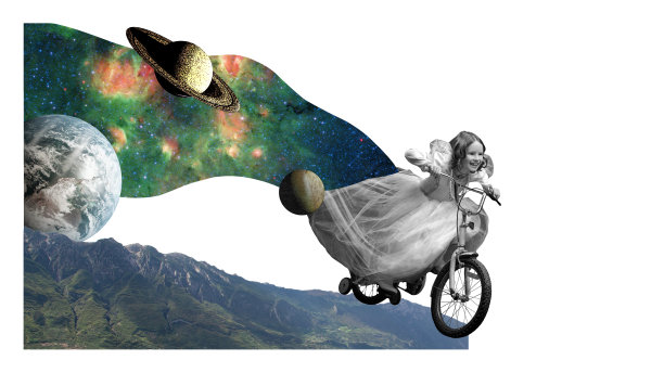 当代艺术品。梦之夏。穿着复古礼服的年轻女孩骑着自行车，在超现实的风景中翱翔，融合了尘世和宇宙的元素。图片下载