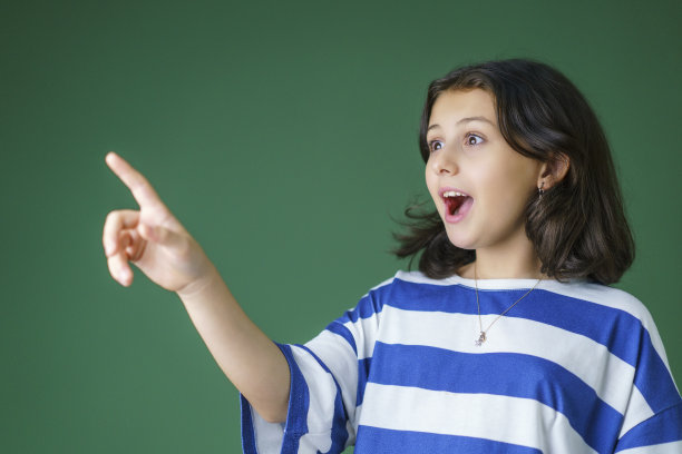 可爱的小女孩在视觉触摸屏前图片下载