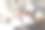 一名女子在花园的桌子旁工作时使用智能手机的图片。图片下载