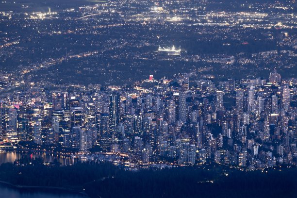 温哥华城市夜景天际线无人机照片：煤港邮轮码头图片下载