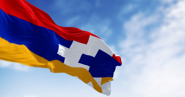 在一个晴朗的日子里，阿尔扎克国旗在风中飘扬图片下载