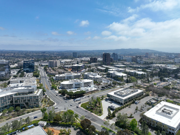 商业园区鸟瞰图与综合设施服务大楼图片下载