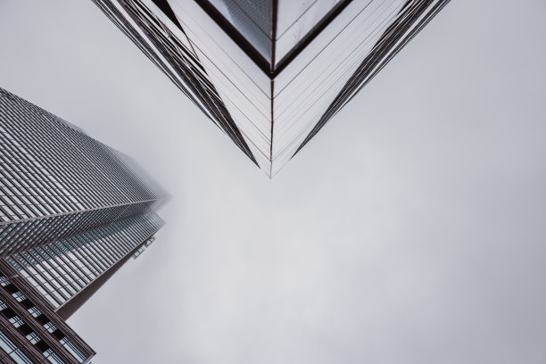 低角度视图的玻璃摩天大楼在纽约市与天空中的云-股票照片图片下载