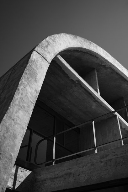 混凝土拱门的透视照片与建筑的材料细节和直的几何形状。图片下载