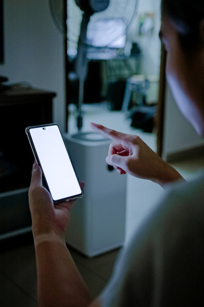 亚洲男子在客厅用智能手机的俯拍照片图片下载