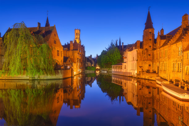 比利时布鲁日。这座城市的历史部分。蓝色时段的建筑景观。古老而著名的建筑。水面上的倒影。图片壁纸，明信片，背景，设计。图片下载
