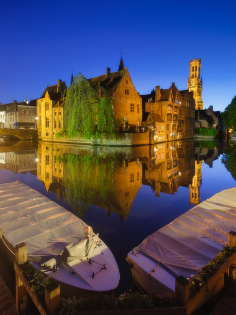 比利时布鲁日。这座城市的历史部分。蓝色时段的建筑景观。古老而著名的建筑。水面上的倒影。图片壁纸，明信片，背景，设计。图片下载
