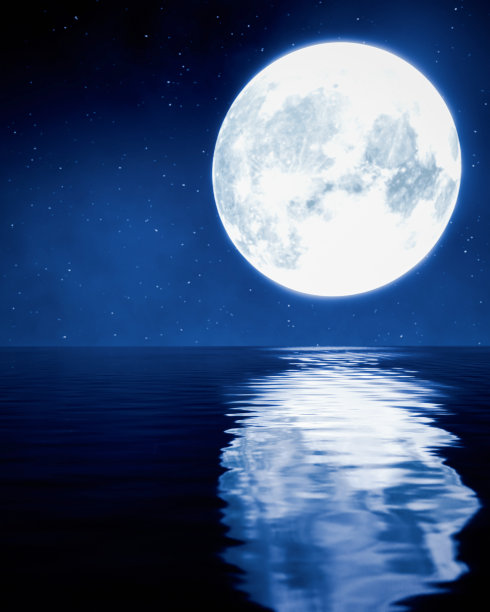天文现象蓝色满月倒映在海面上。天空中有许多星星。夜晚海面上的涟漪。三维渲染图片下载