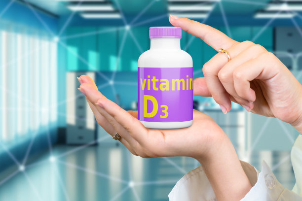 医生手中的D3物质维生素，生物活性添加剂使用建议，带有D3标志的罐子，胆钙化醇增强免疫力，D3维生素在模糊的诊所前图片下载