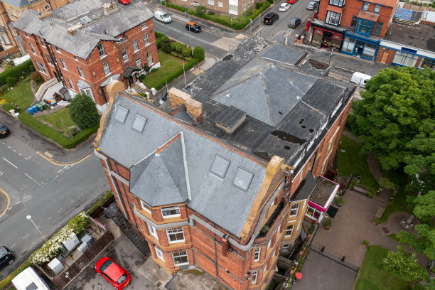 英国斯卡伯勒镇中心的无人机照片，展示了一座历史悠久的英国老式房屋的屋顶和瓦片图片下载