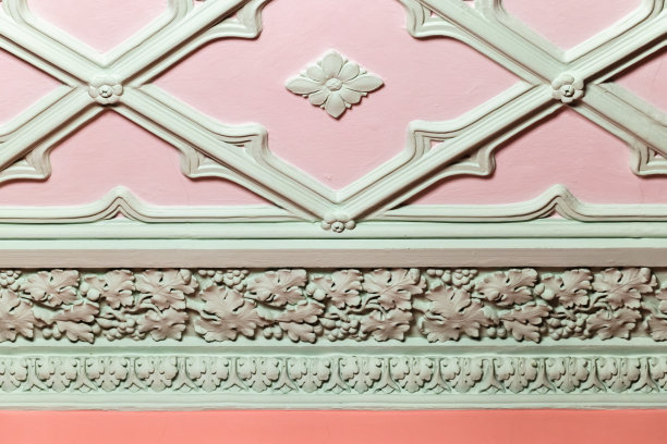 吊顶设计元素。粉红色背景上的淡绿色石膏浅浮雕图片下载