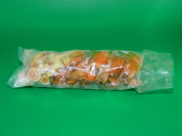 厨房里经常出现的食物成分的极端微距照片，背景是绿色的。图片下载