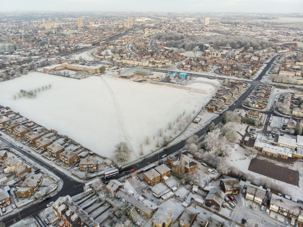 冬日里，英国西约克郡里兹的克罗斯盖兹镇，白雪覆盖的房屋和企业的航拍照片图片下载