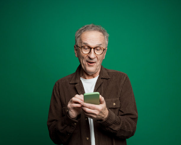 惊讶的老人使用智能手机的照片图片下载