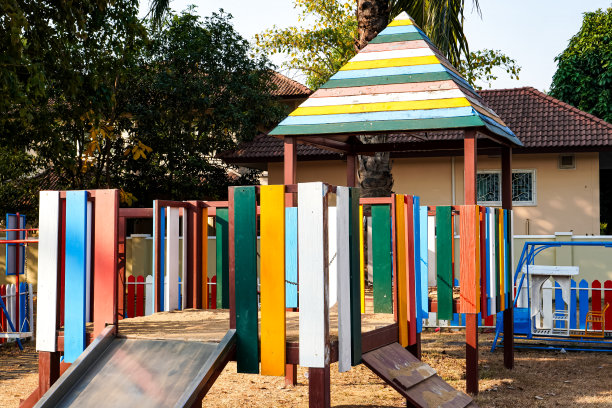 泰国清迈公共游乐场上的一组彩色儿童游乐屋照片图片下载