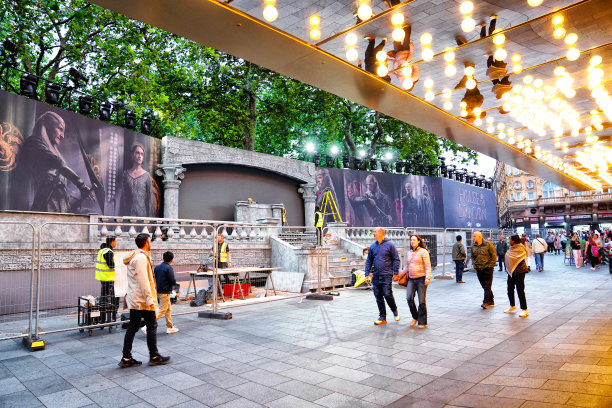 在英国伦敦市中心的莱斯特广场，游客们在奥登杜比豪华电影院门口观看《龙之屋》第二季图片下载