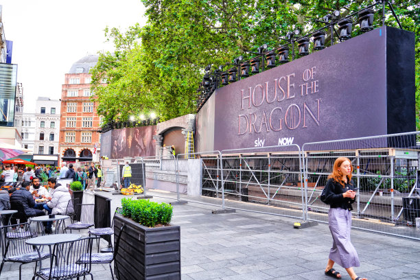 在英国伦敦市中心的莱斯特广场，游客们在奥登杜比豪华电影院门口观看《龙之屋》第二季图片下载