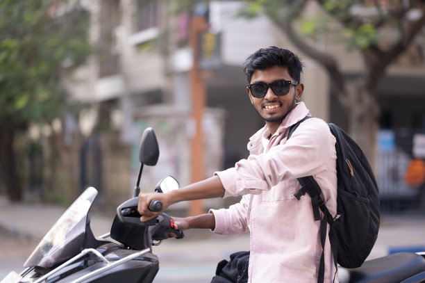 帅气的年轻人骑着自行车图片下载