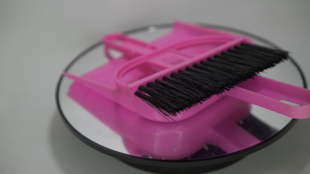 一组粉红色的塑料小扫帚，便于携带并能有效地到达小裂缝。图片下载