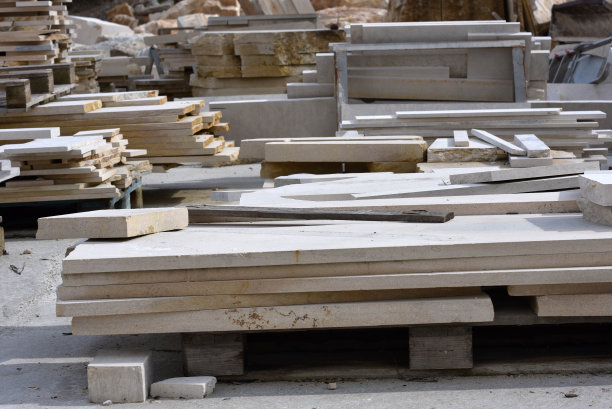 堆积的石灰石石板和瓷砖图片下载