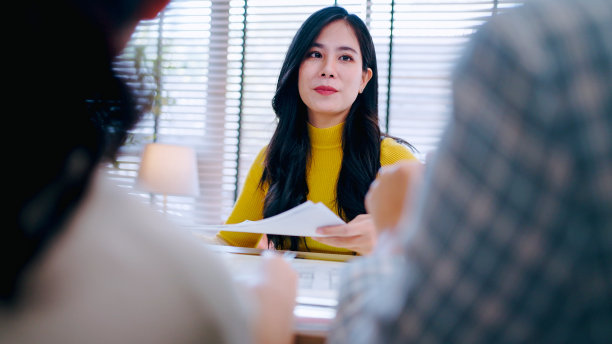 建筑师在现代办公室的会议与太阳能的例子创意创新的可再生能源设计。图片下载