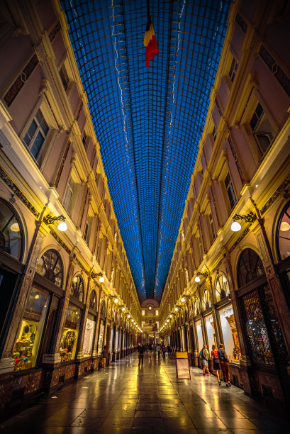 比利时布鲁塞尔圣休伯特皇家画廊夜景图片下载