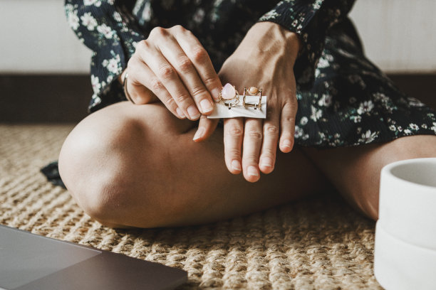 女人在两个戒指中挑选图片下载