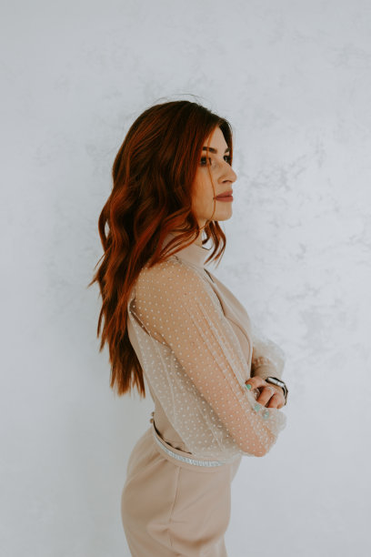 美丽性感的年轻商务女性黑发晚妆穿着礼服西装上衣白色牛仔裤裙子高跟鞋鞋子商务服装会议散步夏秋系列完美的身材图片下载