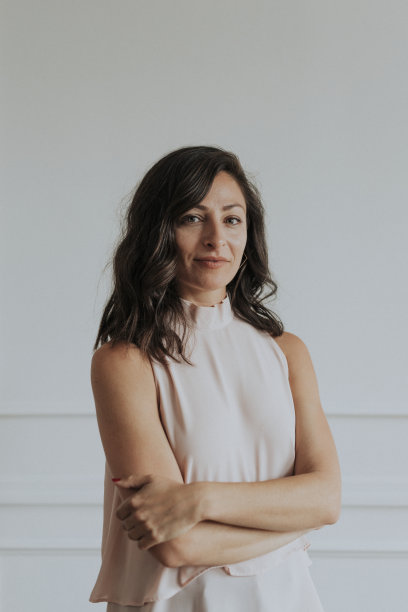 幸福的女人站在白墙旁边图片下载