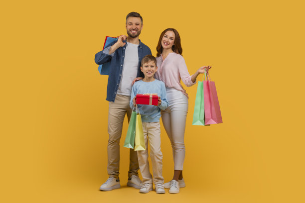 带着包和礼物的家庭购物图片下载