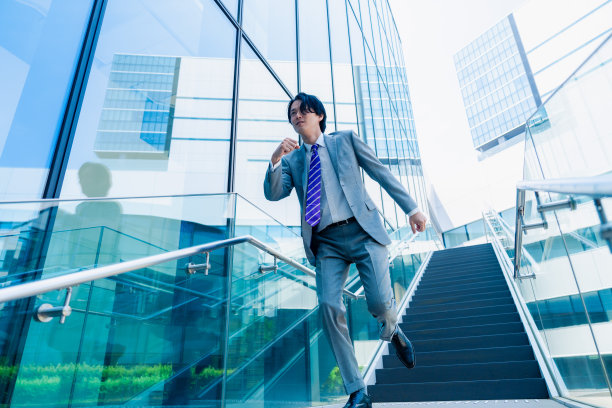 西装革履的商人们拼命地跑。图片下载