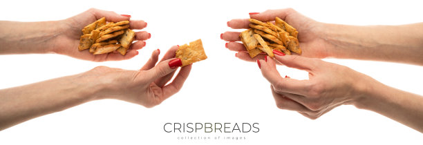 白色背景上的意大利脆面包片。女人手里拿着饼干。拿着饼干的女人孤立在白色上。高质量照片图片下载