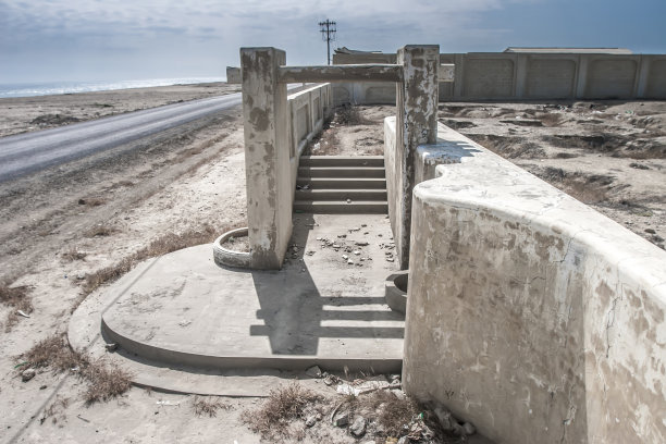 厄瓜多尔。萨利纳斯城。厄瓜多尔海边的废弃建筑。图片下载