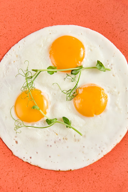 三鸡蛋煎鸡蛋在一个红色的盘子-高品质的库存照片为早餐和配方概念图片下载