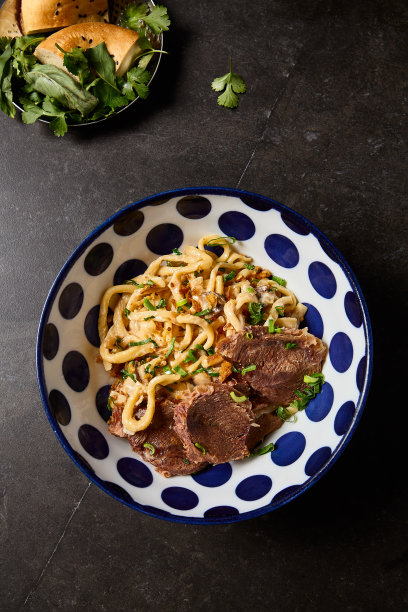 正宗手工意大利面与牛胸肉乌冬在亚洲风格-库存照片图片下载