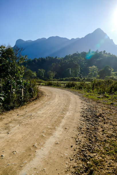 路在山间，数码照片图片为背景图片下载