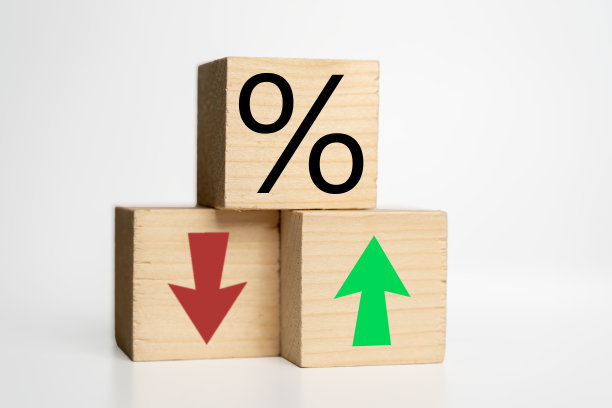 银行利率变化的概念，在一个木块上抽象地下降和上升。图片下载