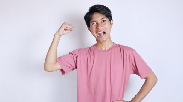 一个亚洲人做着激动的手势图片下载