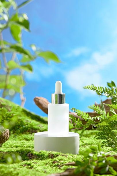 空白标签血清瓶在自然景观的圆形底座上展示的场景，蓝天背景，正面拍摄照片，留白以增加设计元素图片下载
