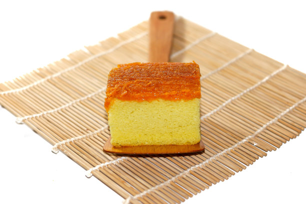 图片面包店蛋糕浇头与福伊通甜点白色背景和孤立的图片。图片下载