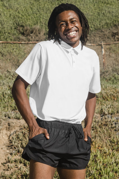 非洲裔美国人穿着白色polo衫拍摄夏季时尚户外照片图片下载