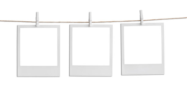 照片上的一串，空白的空相框，孤立在白色的背景上图片下载