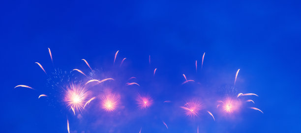 美丽的烟花在夜空中图片下载